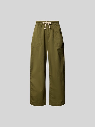 Produktfoto, Balloon Fit Stoffhose aus Baumwolle von Officine Générale in Olivgrün mit Canvas-Struktur, elastischem Bund und Tunnelzug, Eingriffstaschen und Gesäßtaschen, Herren Stoffhose, Reine Baumwolle, Bundweite 41 cm, Innenbeinlänge 71 cm.