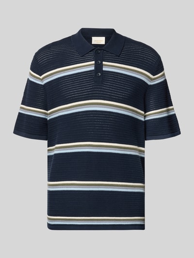 Produktfoto, Regular Fit Poloshirt mit Streifenmuster Modell 'MAINE' von Jack & Jones, Herren Poloshirt aus reiner Baumwolle mit Knopfleiste in Dunkelblau, Rückenlänge bei Größe M 70 cm, Struktur mit feinen Lochmustern, weiße und beigefarbene Streifen, glatte Textur