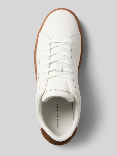 Produktfoto, Low Top Sneaker aus echtem Leder Modell 'TH COURT' von Tommy Hilfiger, Optik: Unifarben, Schuhspitze: Abgerundet, Absatzform: Flach, Label-Prägung, Logo-Applikation, Label-Print, Kontrastdetails, Verschluss: Schnürung, strukturierte Sohle, Farbe: Weiß mit brauner Sohle.