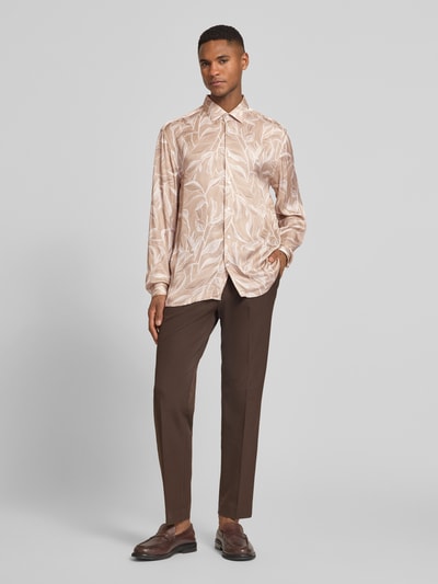 Männermodel trägt Loose Fit Business-Hemd aus Viskose Modell 'Matty' von JOOP! Collection im Allover-Look, Ganzkörperansicht von vorne.