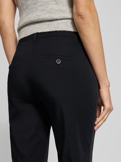 Frauenmodel trägt Chino aus Techno Cotton Superstretch von Raffaello Rossi mit Gesäßtaschen im Material-Mix, Nahaufnahme Rückansicht.