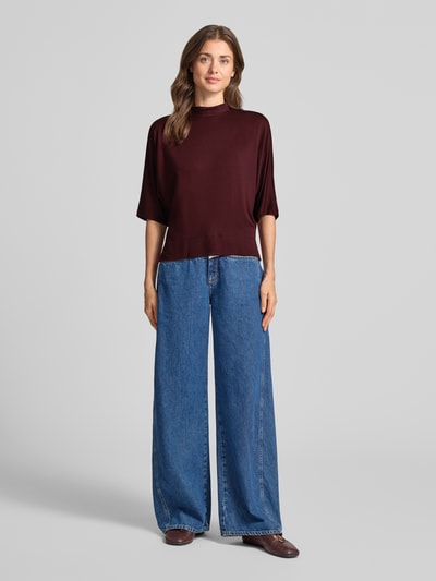 Vrouwenmodel draagt Relaxed Fit 3/4-shirt uit viscose-mix model 'Sinse' van OPUS in bordeaux, gecombineerd met wijde blauwe jeans, dames 3/4-shirt van OPUS, full-body aanzicht van voren