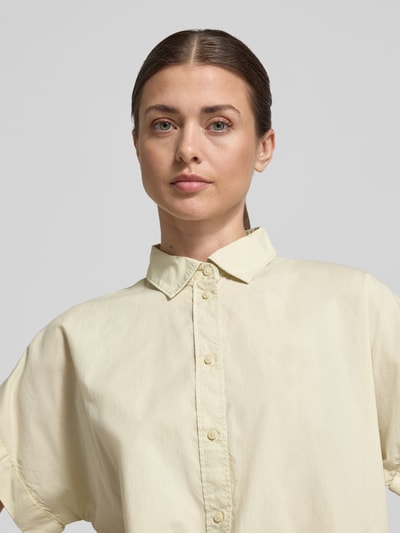 Kobieta prezentuje bluzkę koszulową z bawełny, krój regular fit, model 'Isabel' od ECOALF, kołnierzyk koszulowy, krótki rękaw, z przodu listwa guzikowa, długość tyłu 74 cm, długość rękawów 16 cm; zbliżenie na górną część ciała, widok z przodu