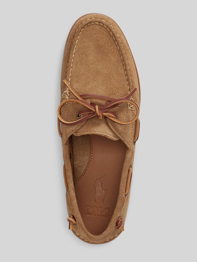 Produktfoto, Loafer aus echtem Rindsvelours von Polo Ralph Lauren, beżowy kolor, zaokrąglony nosek, blokowy obcas, fakturowana podeszwa, tłoczone logo, wykonanie ze skóry welurowej, unikalna tekstura, widok z góry