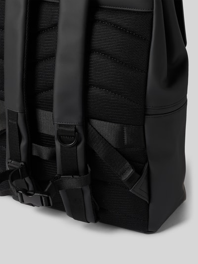 Produktfoto, Rucksack mit Logo-Detail Modell 'Spläsh 2.0' von GASTON LUGA in Schwarz, matte glatte und geriffelte Texturen, verstellbare Schulterriemen, Detailansicht.