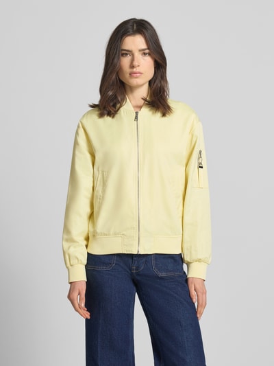 Kobiece model prezentuje Regular Fit Bomberjacke mit College-Kragen od s.Oliver RED LABEL, jednokolorowa satyna, zamek błyskawiczny, długi rękaw, zawieszka z logo, wpuszczane kieszenie, brustasza, prążkowane wykończenie; zdjęcie: całkowity widok z przodu.