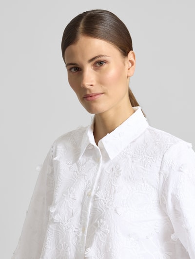 Frauenmodel trägt Regular Fit Bluse mit Stitchings Modell 'MAMICO' von EMME aus reiner Baumwolle in Weiß, Nahaufnahme Oberkörper.