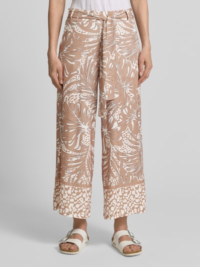 Kobiece model prezentuje Stoffhose mit Bindegürtel von More & More, beżowo-biały wzór, materiał z dodatkiem stretchu, krój relaxed fit, szerokość w rozmiarze 36: 38 cm, długość wewnętrzna nogawki 64 cm, widok z przodu na całą sylwetkę.