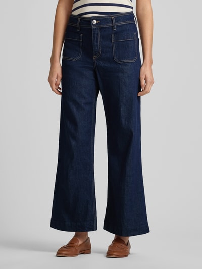Frauenmodel trägt Jeans mit Eingrifftaschen Modell 'JESSIE' von Mango, Baumwoll-Elasthan-Mix, lockerer Schnitt, Ganzkörperansicht von vorne.