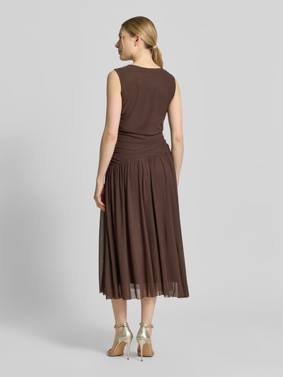 Vrouwenmodel draagt Midikleid aus Mesh in asymmetrischem Look van Christian Berg Woman Selection, bruin, rechte fit, rugaanzicht volledige lichaamsopname.
