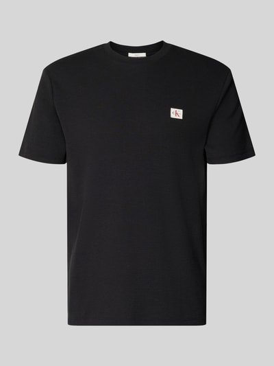 Produktfoto, Regular Fit T-Shirt mit Logo-Patch von Calvin Klein Jeans aus Baumwoll-Mix mit Strukturmuster, Rundhalsausschnitt, schwarz.