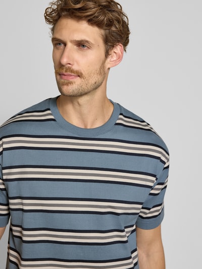 Männermodel trägt Relaxed Fit T-Shirt aus reiner Baumwolle Modell 'ESS ELEVATED' von Marc O'Polo, blau mit Streifen, Nahaufnahme Oberkörper, Herren T-Shirt von Marc O'Polo
