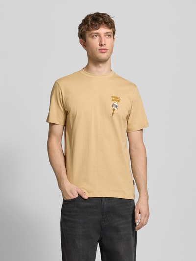 Männermodel trägt Regular Fit T-Shirt mit Statement-Stitching Modell 'Kameron' von Blend in Beige aus reiner Baumwolle, Nahaufnahme Oberkörper.