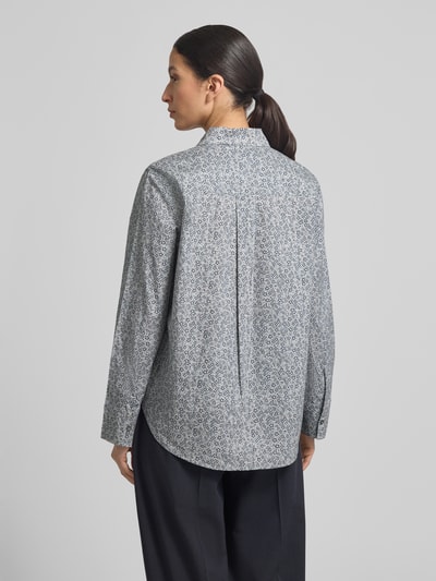 Frauenmodel trägt Regular Fit Hemdbluse aus reiner Baumwolle von Marc O'Polo mit Allover-Muster und Hemdblusenkragen, Ganzkörperansicht Rückansicht.