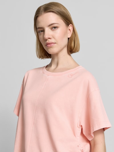 Frauenmodel trägt Sweatshirt mit seitlichen Kordelzügen von Marc Cain in zartem Rosa, Baumwoll-Mix, Rundhalsausschnitt, Nahaufnahme Oberkörper.