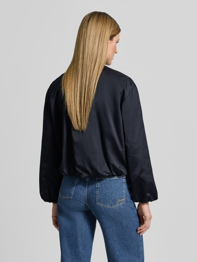 Frauenmodel trägt Regular Fit Blouson mit Baseball-Kragen von Marc O'Polo, Optik: Unifarben, recyceltes Material, Ganzkörperansicht Rückansicht.