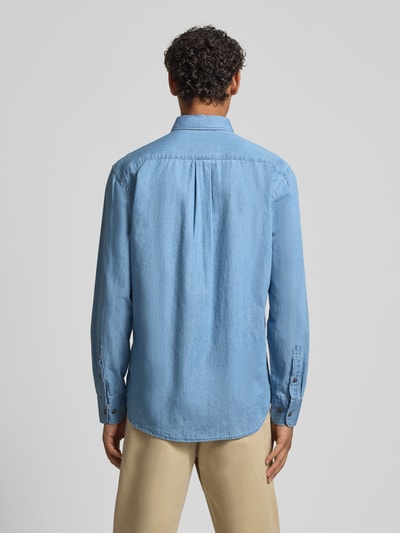 Męski model nosi Regular Fit Freizeithemd mit Button-Down-Kragen od Fynch-Hatton, bawełna, krój regular fit, tkanina stylizowana na denim, wyhaftowane logo, długość tyłu w rozmiarze M: 50 cm, szerokość ramion w rozmiarze M: 47 cm, długość rękawów w rozmiarze M: 66 cm, całkowity widok od tyłu.