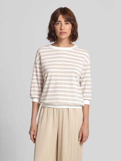 Kobiece model prezentuje Longsleeve mit Rundhalsausschnitt und 3/4-Arm von Marc Cain, Mieszanka materiałów z dodatkiem streczu, krój relaxed fit, wzór na całej powierzchni, efekt błyszczący, okrągły dekolt, rękaw o dł. 3/4, Długość tyłu w rozmiarze 36: 55 cm, jasne paski, gładka tekstura, Ganzkörperansicht von przodu