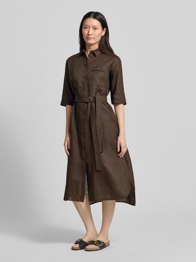 Frauenmodel trägt Hemdblusenkleid aus Leinen mit Brusttasche Modell 'LTABELLA' von MM by Max Mara in Dunkelbraun, Taillierter Schnitt, Knopfleiste, Bindegürtel, Midikleid, Ganzkörperansicht von vorne.