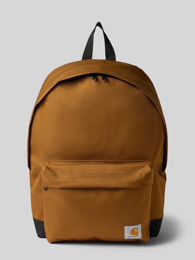 Produktfoto, Rucksack mit Label-Patch Modell 'Jake' von Carhartt Work In Progress in Braun mit schwarzem Boden, Frontfach mit Reißverschluss, glatte Textur, schlichtes Design, Herren Rucksack.