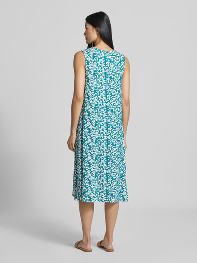 Frauenmodel trägt Relaxed Fit Midikleid aus Viskose-Mix Modell 'Paisley' von ZABAIONE, floraler Print, Ganzkörperansicht Rückansicht. Damen Midikleid, elastischer Material-Mix, ärmellos, Rundhalsausschnitt, Rückenlänge S: 108 cm, Brustweite S: 45 cm.