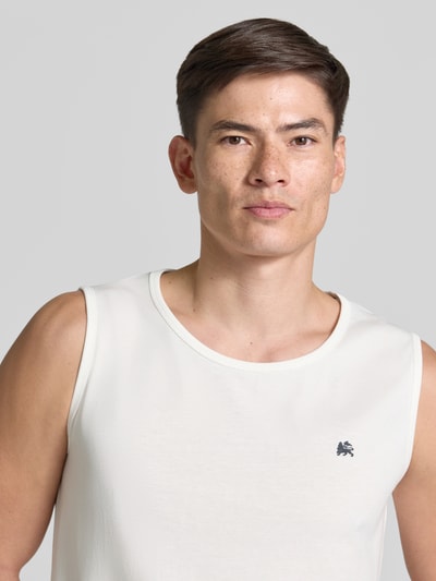 Männermodel trägt Tanktop mit Rundhalsausschnitt und Logo-Print von Lerros in Weiß, Reine Baumwolle, Regular-Fit, Nahaufnahme Oberkörper. Rückenlänge bei Größe M: 69 cm.