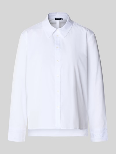 Produktfoto, Bluse mit verlängertem Rücken Modell 'Berendine' von JOOP!, weiße Farbe, glatte Struktur, Baumwoll-Mix mit Stretch-Anteil, Regular-Fit, Hemdblusenkragen, Knopfleiste, Logo-Stitching, Rückenlänge 66 cm, Ärmellänge 65 cm in Größe 38.