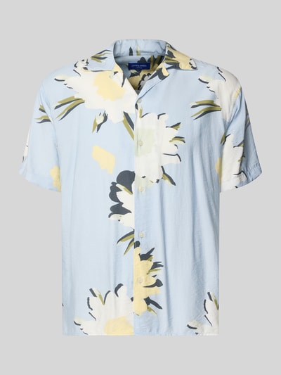 Produktfoto, Regular Fit Freizeithemd im Allover-Look Modell 'TAVIRA MARSHALL' von Jack & Jones, Viskose-Mix, florales Muster in Pastellblau, Weiß, Gelb und Dunkelgrün, Reverskragen, leicht strukturierte Oberfläche.