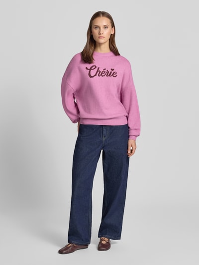Vrouwenmodel draagt Regular Fit Pullover in tricotlook van review in roze met bies, Materiaalmix met stretch, ribboorden, lange mouw, oversneden schouders, ruglengte bij maat S: 59 cm, mouwlengte bij maat S: 52 cm, full body vooraanzicht.