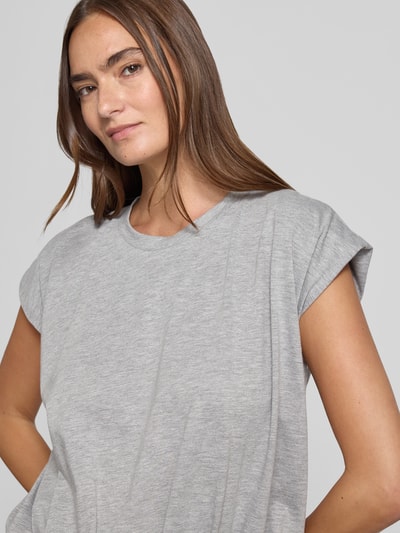 Frauenmodel trägt T-Shirt mit Rundhalsausschnitt und Kappärmeln von Christian Berg Woman, Material-Mix, Regular-Fit, Drapierungen, Nahaufnahme Oberkörper.