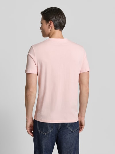 Mężczyzna nosi Regular Fit T-Shirt aus reiner Baumwolle von s.Oliver RED LABEL, jednolity kolor, krótki rękaw, dekolt V, jersey, Ganzkörperansicht Rückansicht.
