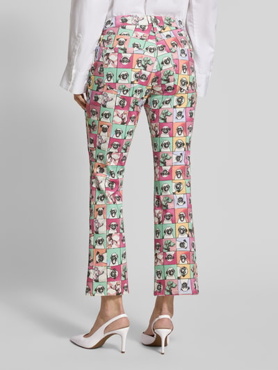 Frauenmodel trägt Hose im Allover-Look Modell 'Dream Kick' von MAC im bunten Karomuster Baumwoll-Mix mit Stretch-Anteil, Ganzkörperansicht Rückansicht