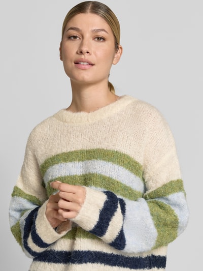 Vrouwenmodel draagt gebreide pullover met ronde hals van katoenmix in loose fit, Model 'BOSELE' van ICHI, Nahaufnahme bovenlichaam.