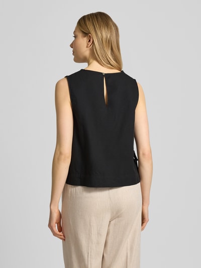 Frauenmodel trägt Blusenshirt mit seitlicher Schnürung Modell 'Svetlana' von Neo Noir, schwarze Reine Baumwolle, Lockerer-Schnitt, Rundhalsausschnitt, Rückenlänge 51 cm bei Größe 36, Ganzkörperansicht Rückansicht.