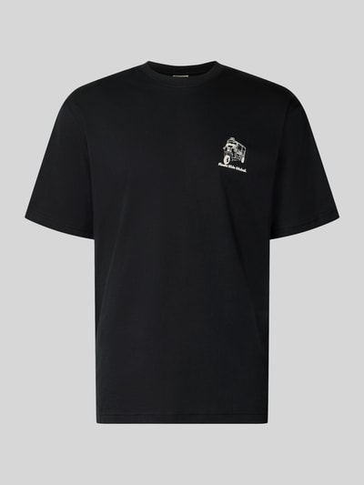 Produktfoto, schwarzes Relaxed Fit T-Shirt aus reiner Bio-Baumwolle Modell 'FRED' von Only & Sons mit weißem Motiv-Print und Rundhals.