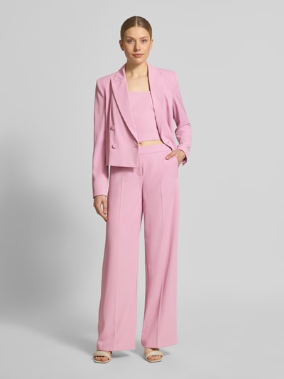 Vrouwenmodel draagt Cropped Top mit Karree-Ausschnitt und rückseitigem Reißverschluss van Jake*s Cocktail in lichtroze, nauwsluitende fit, materiaal-mix met stretch, vierkante halslijn, onzichtbare rits en haaksluiting achter, ruglengte bij maat 36 ca. 20 cm, volledig pak te zien, frontaal totaalbeeld.