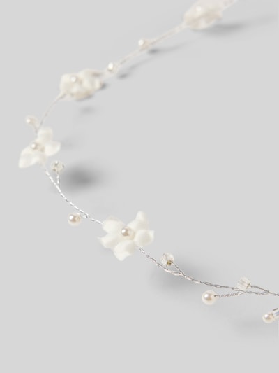 Produktfoto, Haarschmuck mit floralem Zierbesatz von Weise, rundes Design aus Chiffon und Metallic, zarte Creme- und Silberfarben, feine Textur