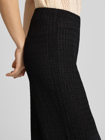 Frauenmodel trägt Straight Leg Hose in Strukturoptik Modell 'ILSE' von Only, Optik: Unifarben, Crinkle, Nahaufnahme Oberkörper.