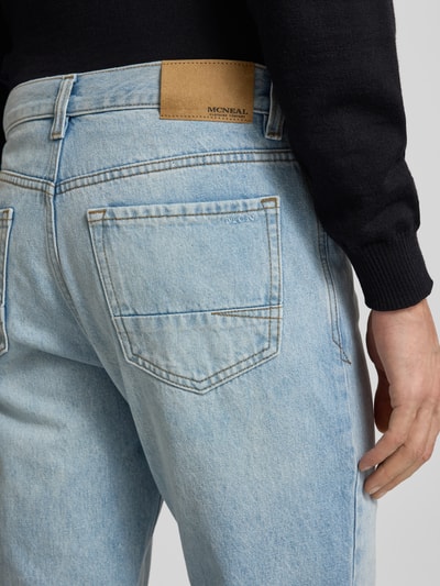 Męski model nosi Loose Fit Jeans im 5-Pocket-Design od MCNEAL z czystej bawełny w jasnoniebieskim kolorze, detal tylna część bioder, zbliżenie.