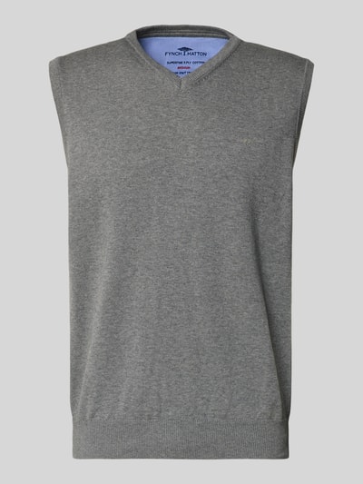 Produktfoto, Pullunder mit Label-Stitching von Fynch-Hatton in Grau, reine Baumwolle, Regular Fit, gerippte Abschlüsse, V-Ausschnitt.
