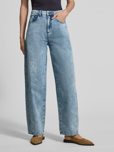 Frauenmodel trägt Relaxed Fit Jeans mit Eingrifftaschen von Emporio Armani, hellblauer Denim, gerade Beinform, Baumwolle, Ganzkörperansicht von vorne.