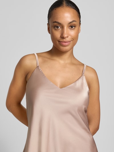 Vrouwenmodel draagt Blusentop aus Satin van Rinascimento in beige, Materiaalmix met stretch, getailleerd, verstelbare spaghettibandjes, v-hals, Ruglengte maat S 41 cm, Nahaufnahme bovenlichaam.