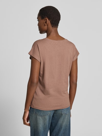 Frauenmodel trägt Regular Fit T-Shirt aus Viskose-Mix mit Statement-Print von Christian Berg Woman, Farbe Braun, Rundhalsausschnitt, Rückansicht, Rückenlänge bei Größe S 56 cm.