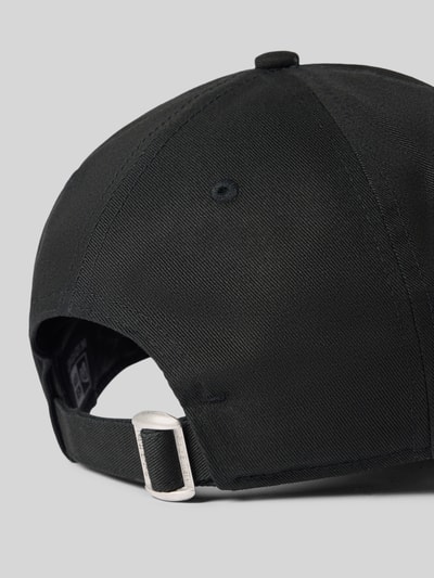 Produktfoto, schwarze Baumwolle mit Struktur, verstärkter Schirm, Metallverschluss, Logo-Stitchings, Basecap mit Logo-Stitchings Modell '9TWENTY' von New Era, eingestickte Luftlöcher, verstellbarer Riegel an der Rückseite