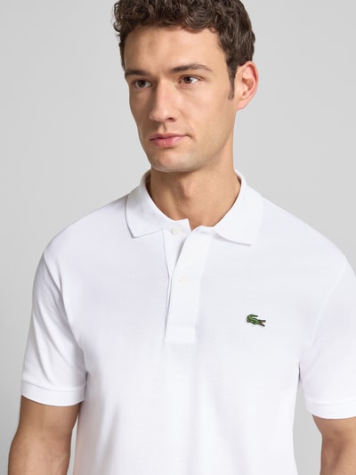 Männermodel trägt Poloshirt mit Label-Stitching Modell 'L.12.12 CORE' von LACOSTE in Unifarben, reine Baumwolle, Nahaufnahme Oberkörper.