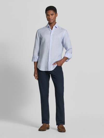 Męski model nosi Slim Fit Jeans im 5-Pocket-Design von Christian Berg Men, granatowy kolor, mieszanka bawełny, zapięcie na guzik i zamek błyskawiczny, szerokość w rozmiarze 32/32: 42 cm, długość wewnętrzna nogawki: 82 cm, pełna sylwetka z przodu.