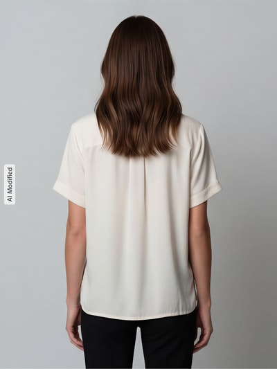Frauenmodel trägt Regular Fit Hemdbluse mit 1/2-Arm von Jake*s Casual in Creme, glatte Textur, gerade Form, Rückenansicht, Ganzkörperansicht Rückansicht. Rumpf und Ärmel entsprechen dem Viskose-Mix laut Kontext, Kentkragen und Knopfleiste sichtbar.