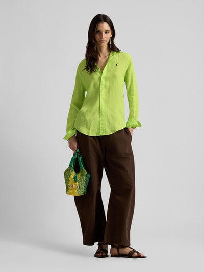 Vrouwenmodel draagt Hemdbluse aus reinem Leinen van Polo Ralph Lauren in limegroen, los vallend, knoopsluiting, label-stiksel, volledige lichaamsvoorzijde.
