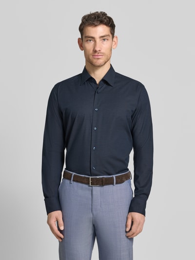 Männermodel trägt Regular Fit Businesshemd aus Baumwoll-Mix Modell 'JOE' von BOSS in Dunkelblau mit Optik:Allover-Muster, Nahaufnahme Oberkörper.