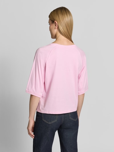 Frauenmodel trägt Regular Fit Sweatshirt mit Rundhalsausschnitt Modell 'Comte' von FREE/QUENT, reine Baumwolle, Halbarm, rosa, Ganzkörperansicht Rückansicht.